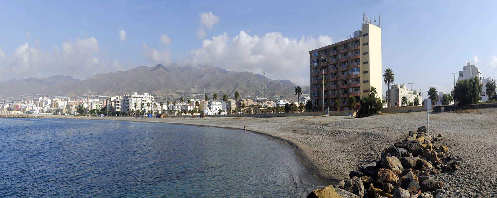 Cinco ‘Q de Calidad’ acreditan la excelencia de las playas y la Oficina de Turismo de Adra