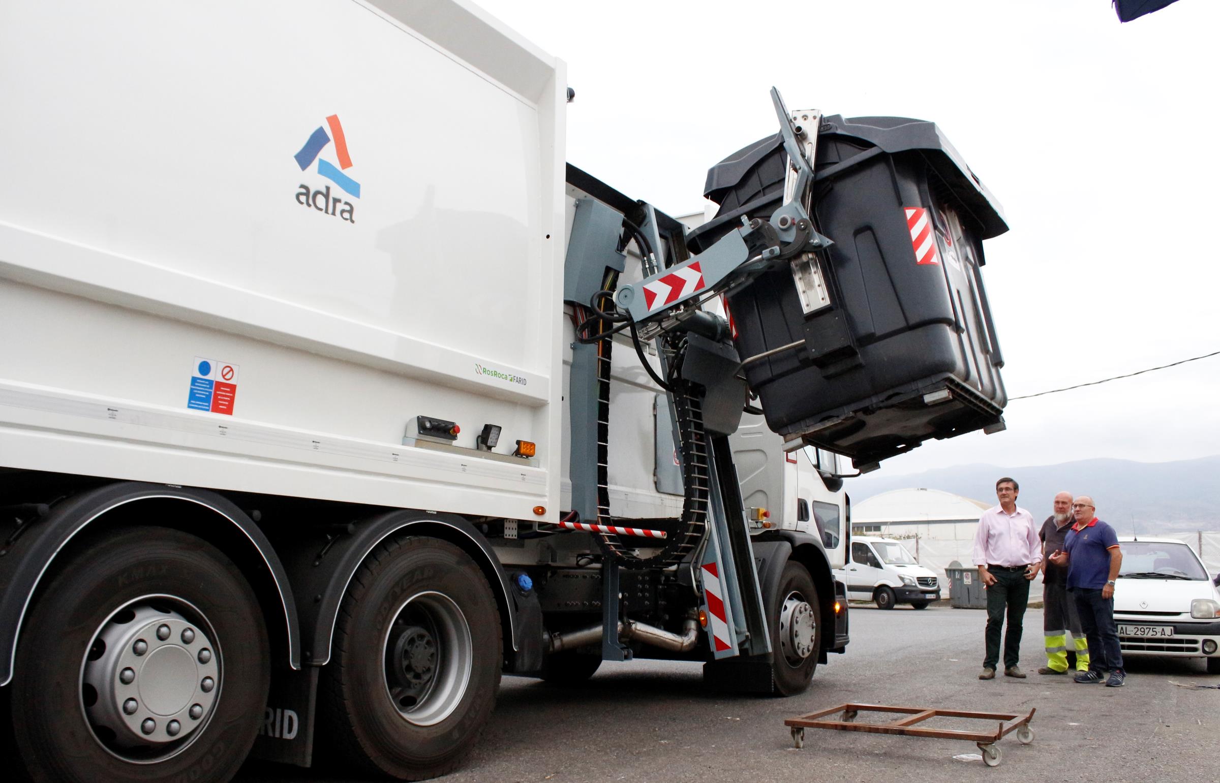 camion recogida residuos en Adra