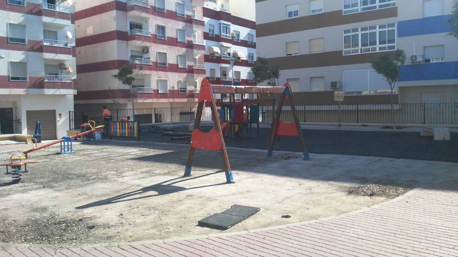 Obras mejora parque plaza Ibiza adra
