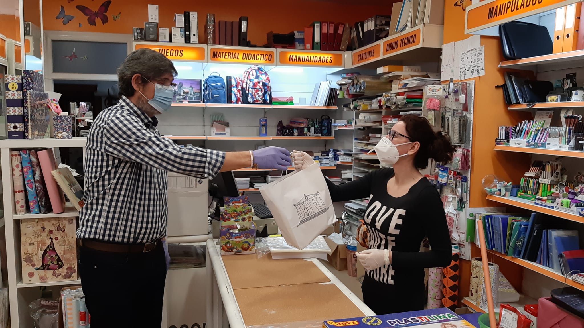 El Ayuntamiento de Adra comienza a entregar kits de protección entre los comercios locales