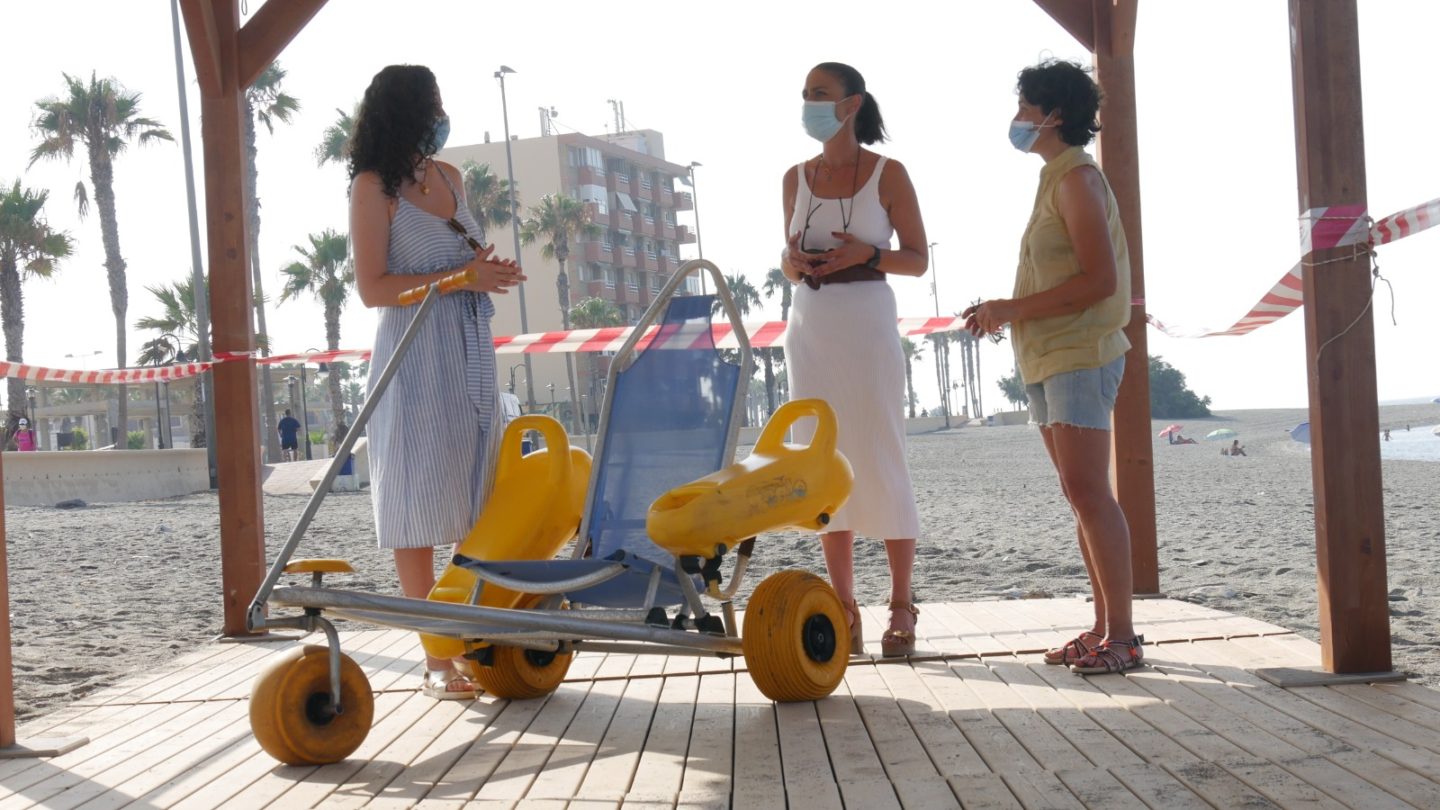Adra amplía el número de flexipasarelas sostenibles  para facilitar el acceso a sus playas