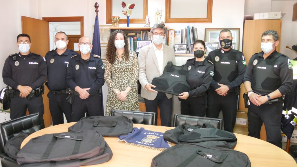Ayuntamiento Adra entrega chalecos antibalas a Policía Local