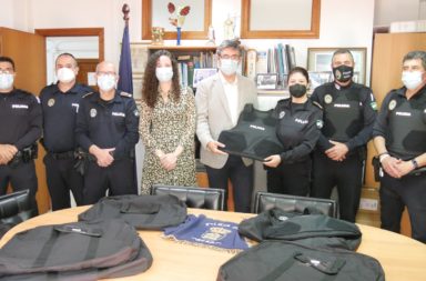 Ayuntamiento Adra entrega chalecos antibalas a Policía Local