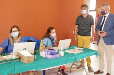 Adra acelera su vacunación en La Alcoholera - visita delegado Salud