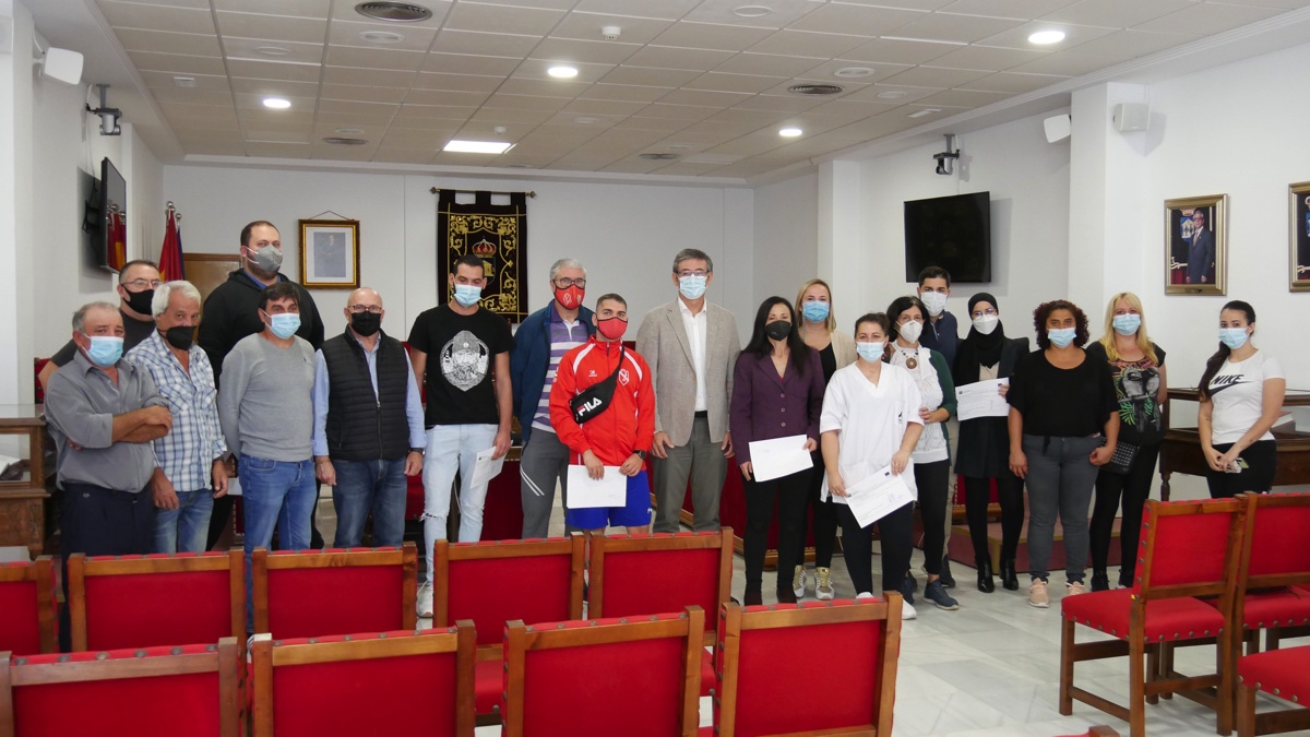 El Ayuntamiento de Adra entrega los diplomas acreditativos a los trabajadores del Plan AIRE
