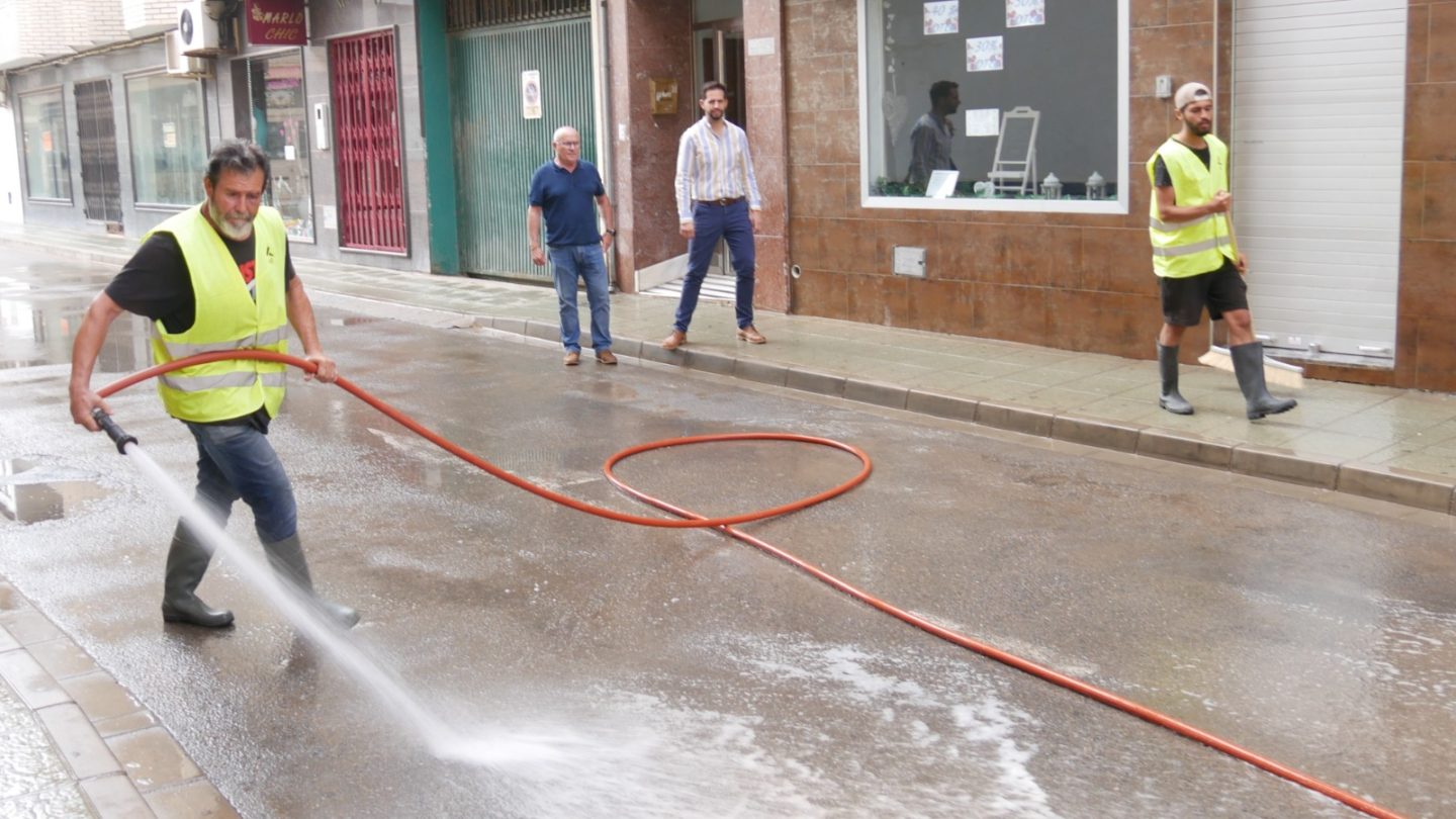 El Ayuntamiento de Adra continúa con el plan de refuerzo de baldeo