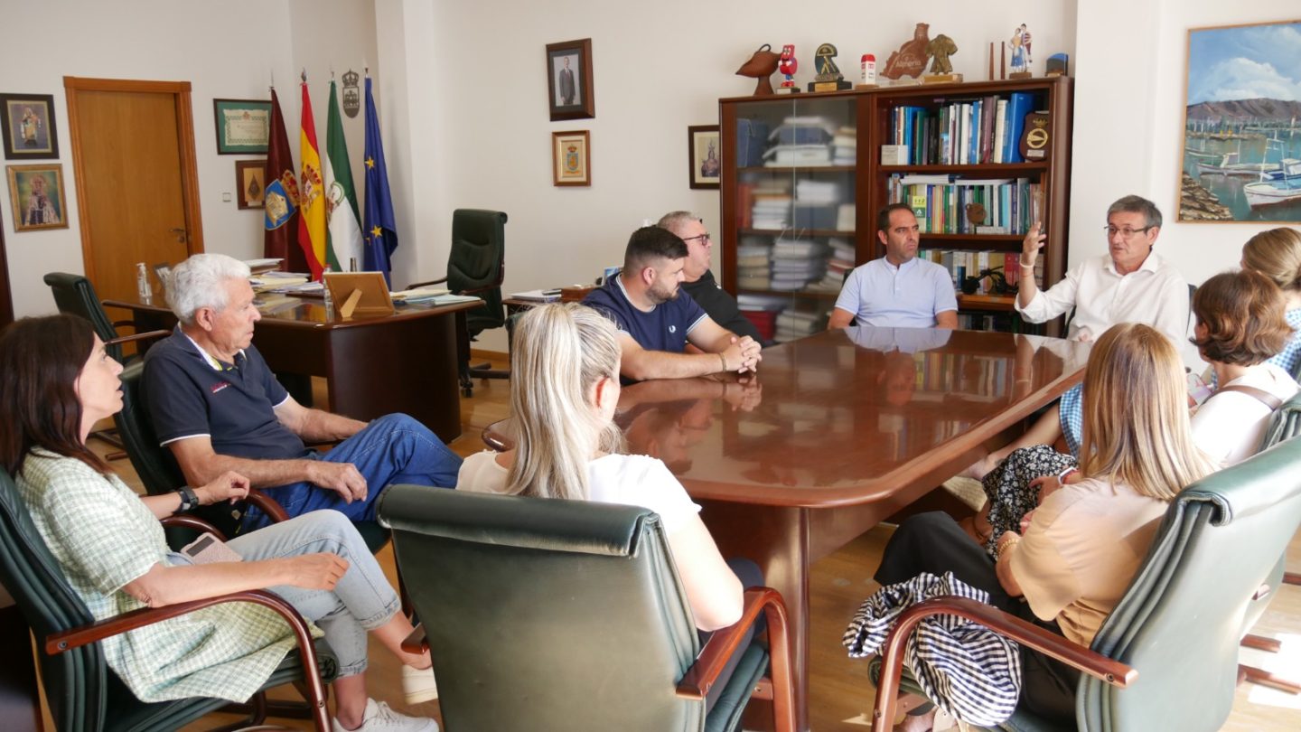 El alcalde de Adra recibe a la nueva Junta de Gobierno de la Hermandad de la Virgen del Carmen