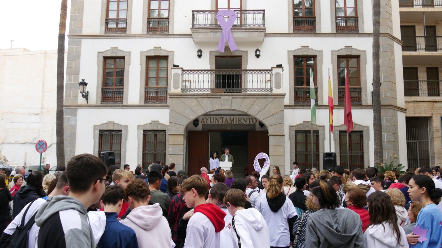 Adra celebra un acto institucional en repulsa contra la violencia de género a las puertas del Ayuntamiento