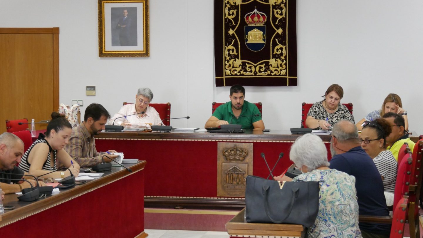 El Ayuntamiento de Adra y sindicatos acuerdan las bases para consolidar 151 puestos de trabajo