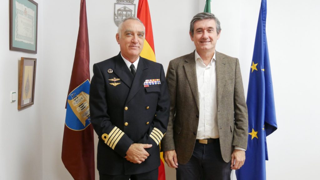 El alcalde de Adra recibe al comandante naval de Almería