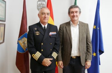 El alcalde de Adra recibe al comandante naval de Almería