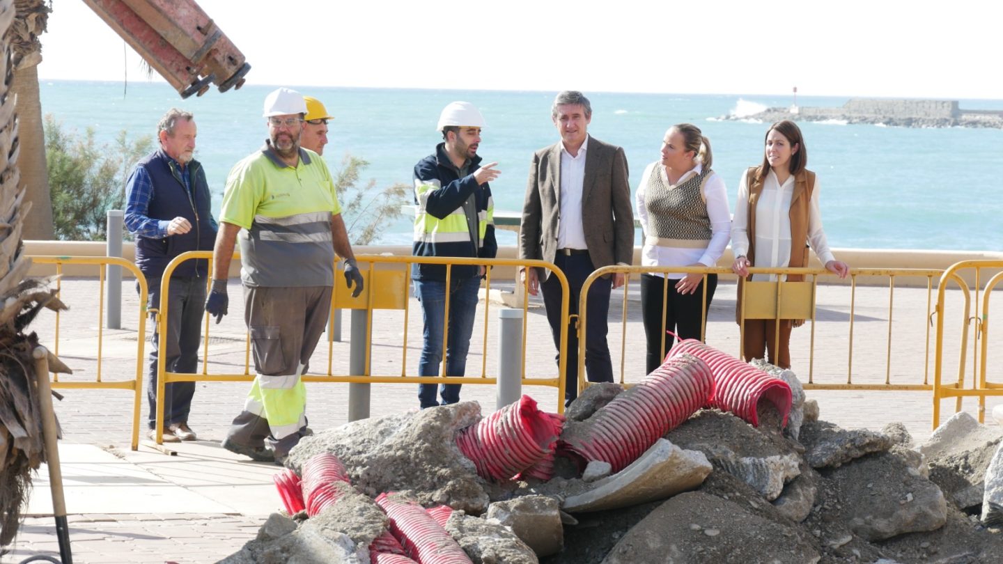 La zona del Géminis de Adra recibe unas obras para mejorar la evacuación de aguas residuales