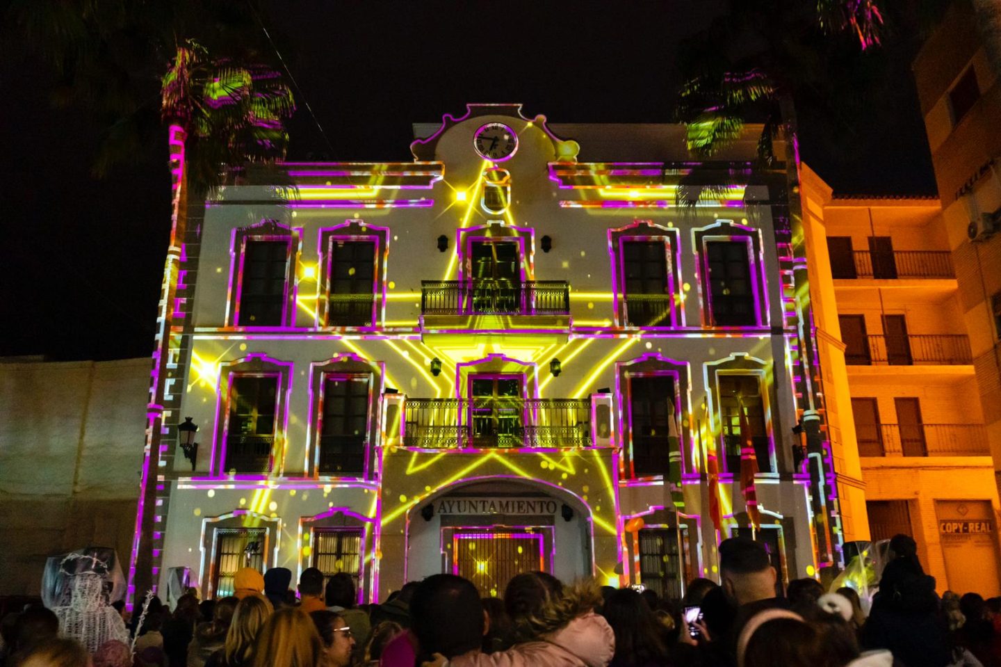 Adra recibe la Navidad con un ‘video mapping’ de luces de colores en la fachada del Ayuntamiento