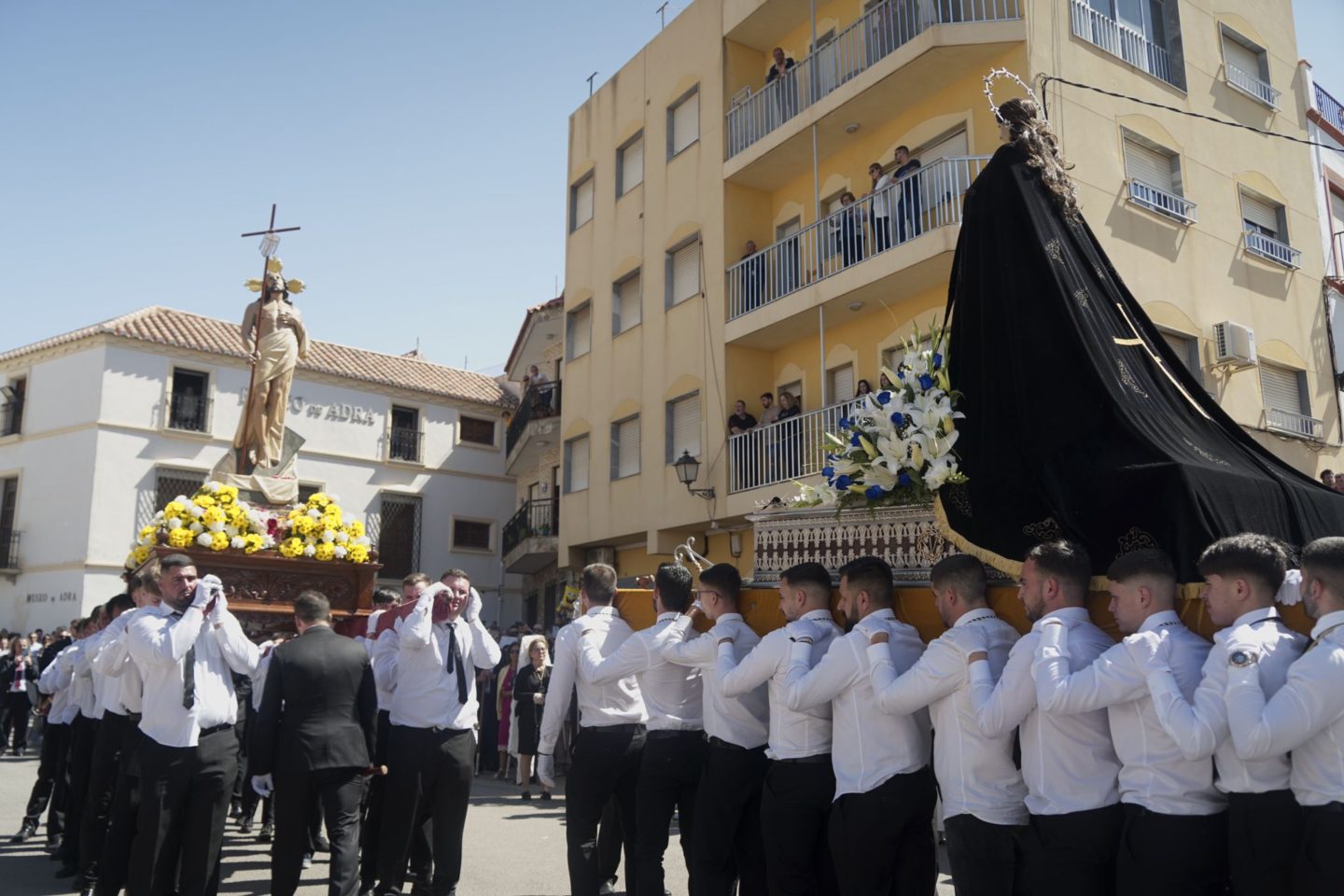 Multitudinario Encuentro de Domingo de Resurrección en Adra para despedir su Semana Santa