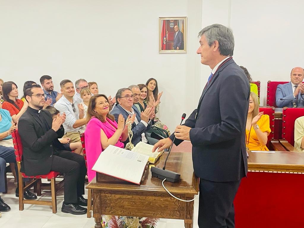 Manuel Cortés toma posesión y comienza su tercer mandato como alcalde de Adra