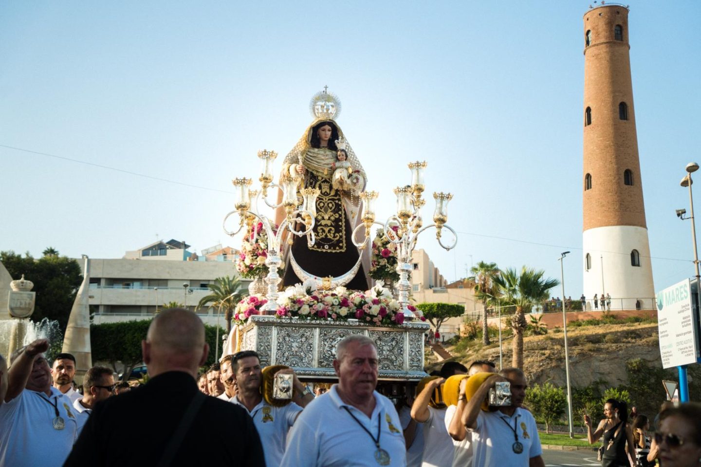 Adra pasea por la bahía a la Virgen del Carmen