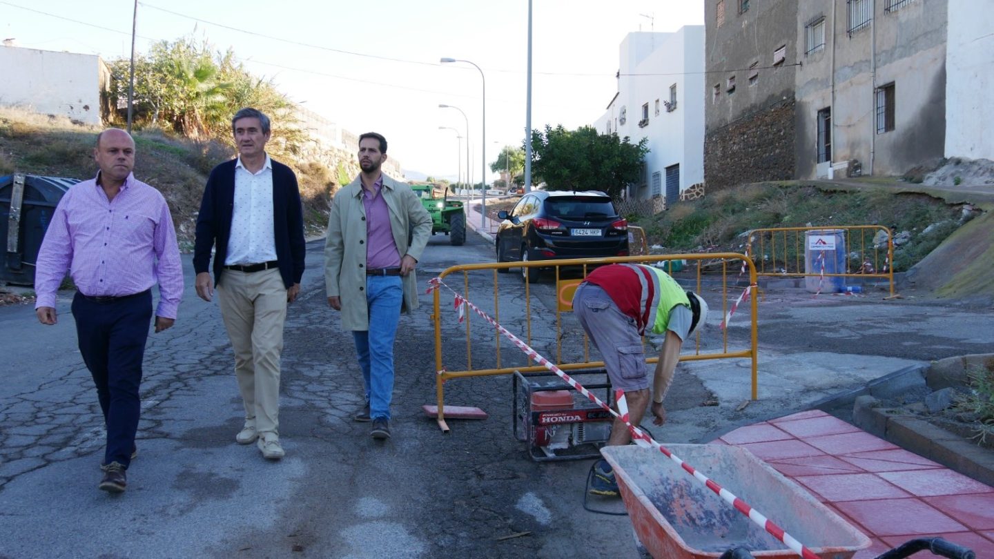Las obras de acerado más accesible en el Camino del Cementerio de Adra encaran su recta final