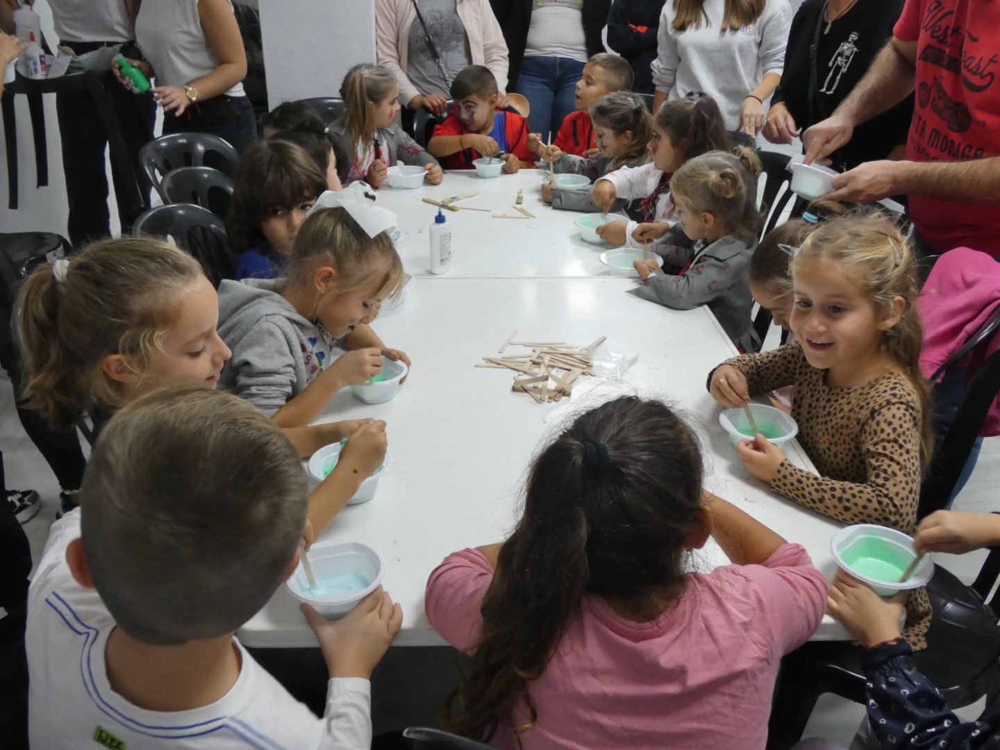 La ‘Party Halloween’ reúne a más de 50 niños y niñas en el Auditorio Ciudad de Adra