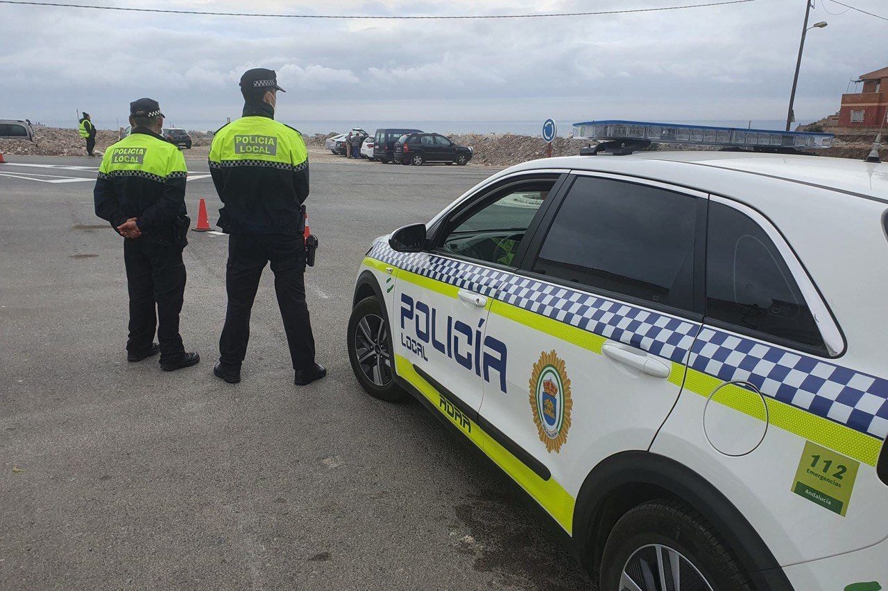 La Policía Local de Adra detiene a un hombre relacionado con el robo de combustible en varios vehículos