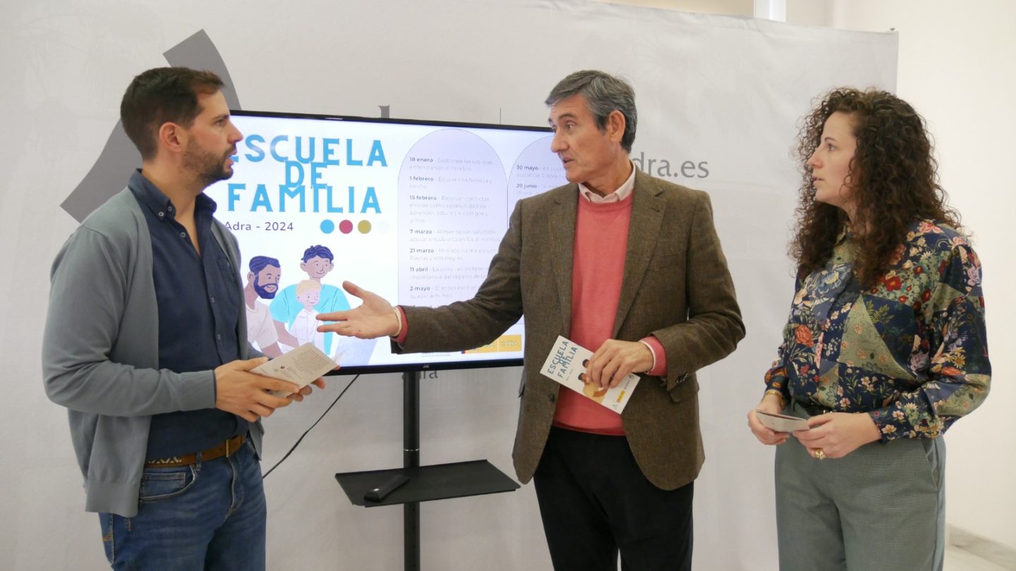 El Ayuntamiento de Adra presenta la nueva edición de la Escuela de Familia para 2024