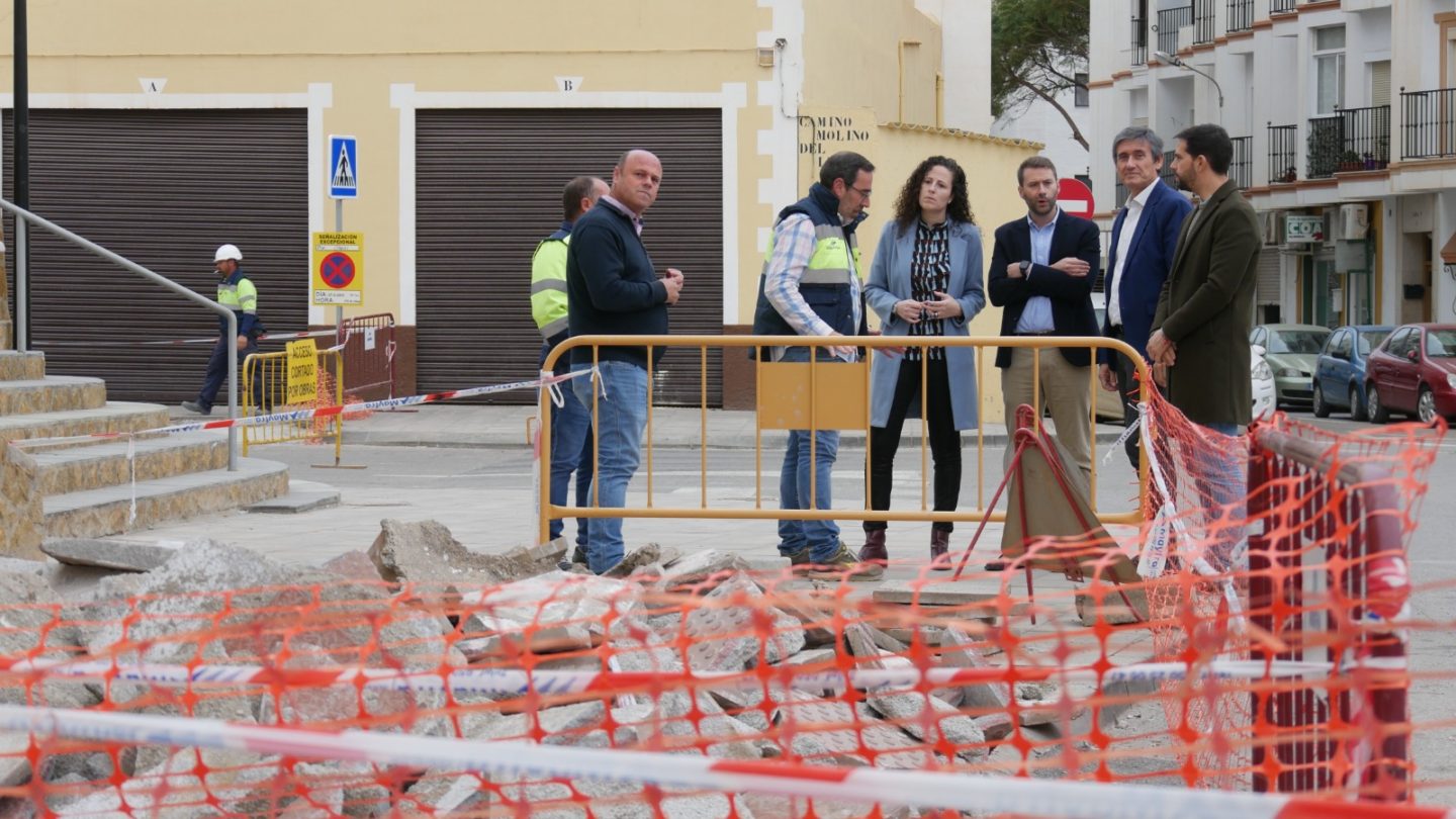 Cortés y Bellido visitan las obras de mejora en la accesibilidad de las calles del casco antiguo de Adra