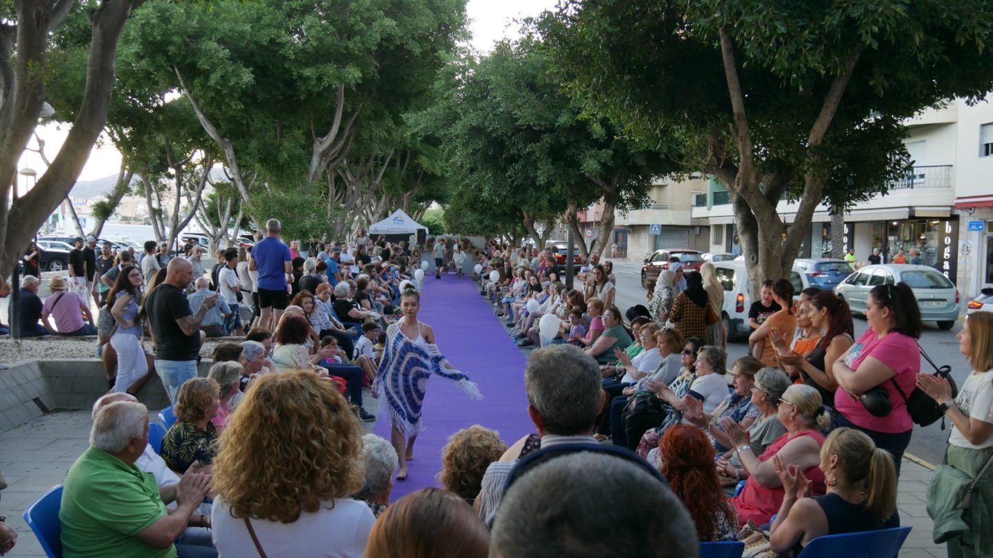 Adra celebra su tradicional Noche en Blanco con actividades en la calle y descuentos en el comercio local