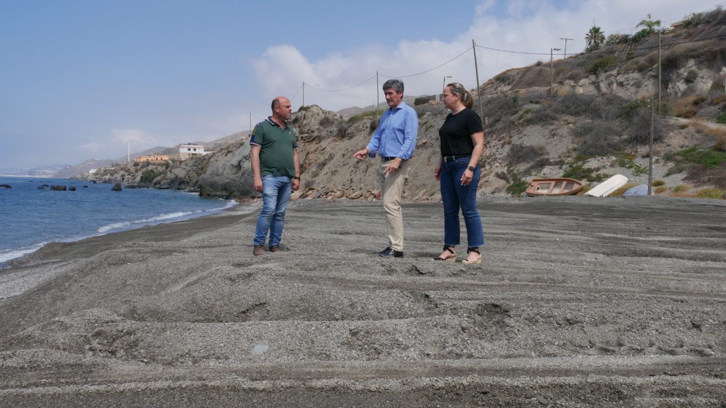 Llegan las aportaciones de arena a la playa de Guainos en Adra