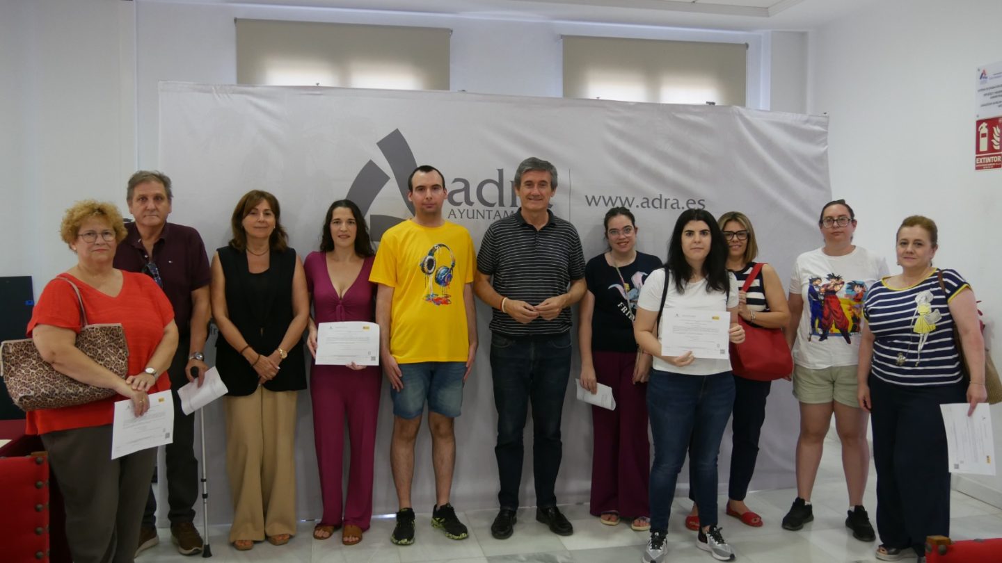 Manuel Cortés entrega el diploma acreditativo al alumnado de los cursos de formación finalizados