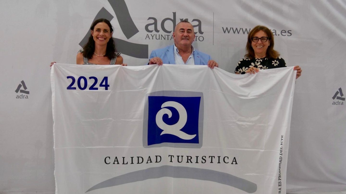 La costa de Adra ondeará de nuevo este verano cuatro banderas ‘Q de Calidad Turística’