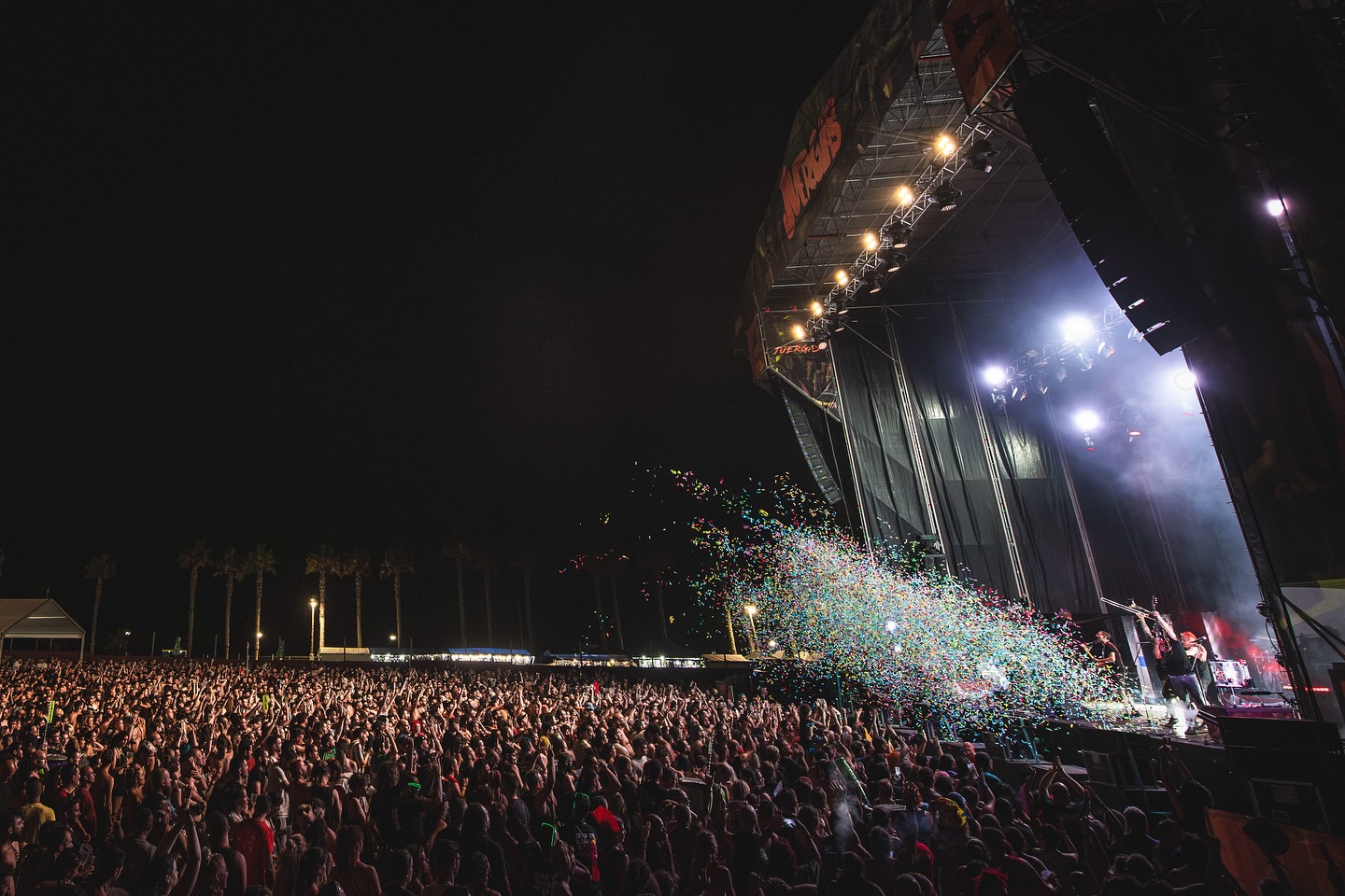 La segunda jornada en Adra del ‘The Juergas Rock Festival’ sigue haciendo vibrar a los miles de juerguistas