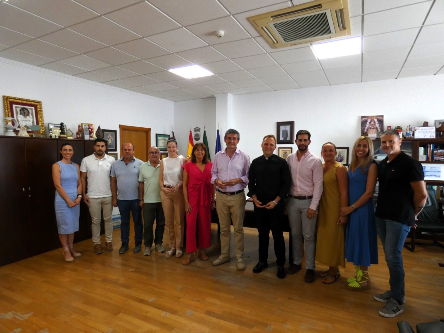 Manuel Cortés recibe y agradece al párroco, José María Sánchez, “por estos años de compromiso y entrega a Adra”