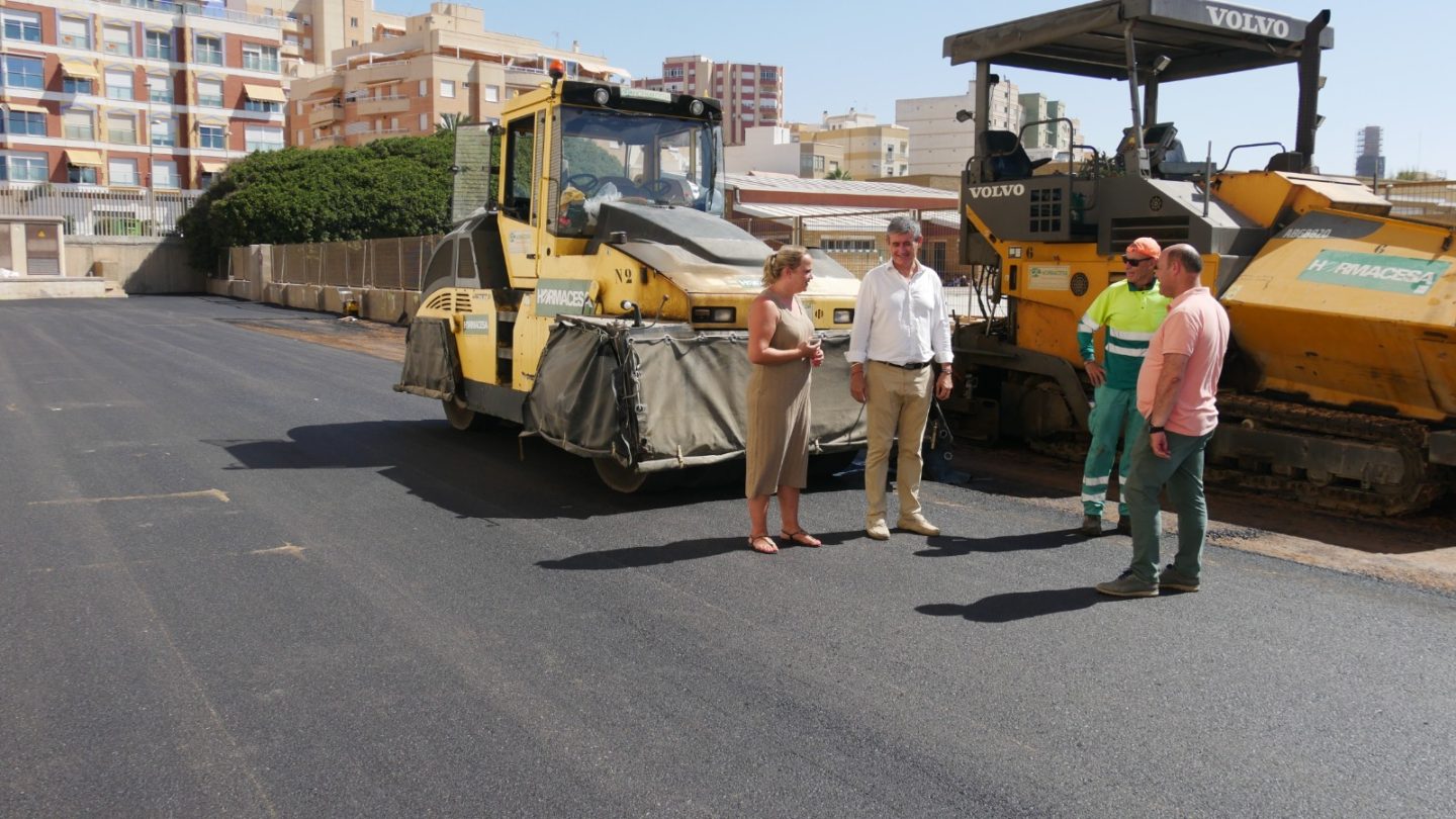 El Ayuntamiento de Adra pavimenta el aparcamiento público de la Piscina Municipal