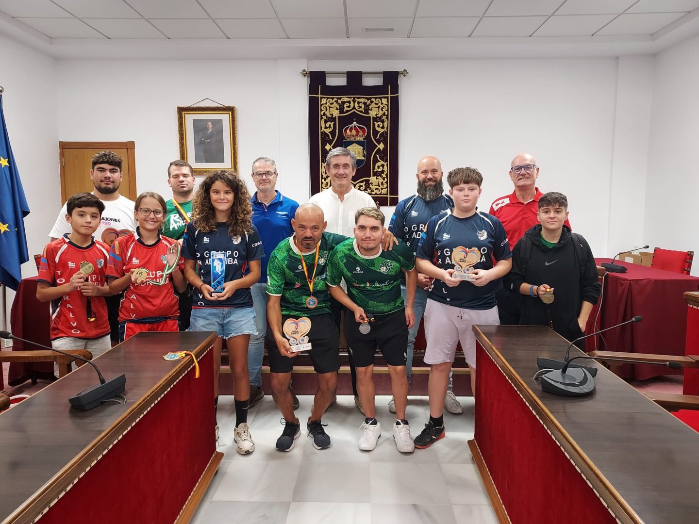 Manuel Cortés recibe a los jugadores y jugadoras del Club Rugby Marrajos por sus triunfos logrados esta temporada