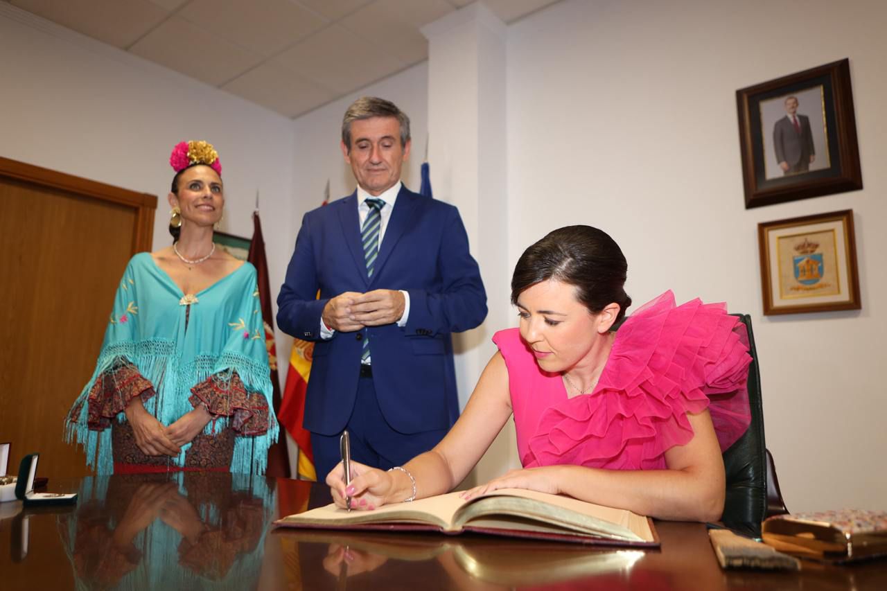 El pregón y el encendido del alumbrado dan el pistoletazo oficial a la Feria de Adra 2024