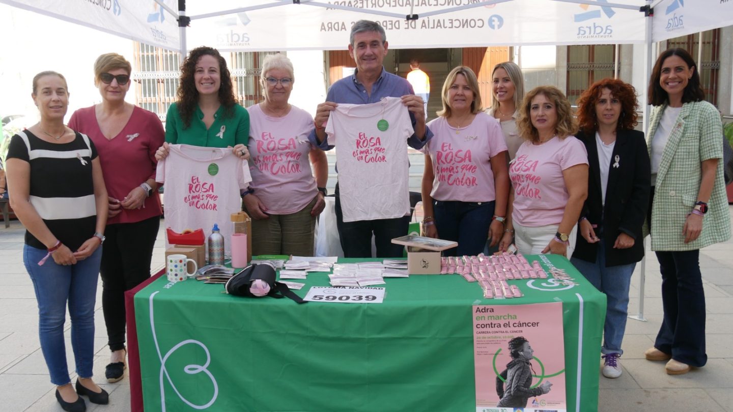 Adra se suma a la celebración del Día Mundial Contra el Cáncer de Mama con una mesa informativa