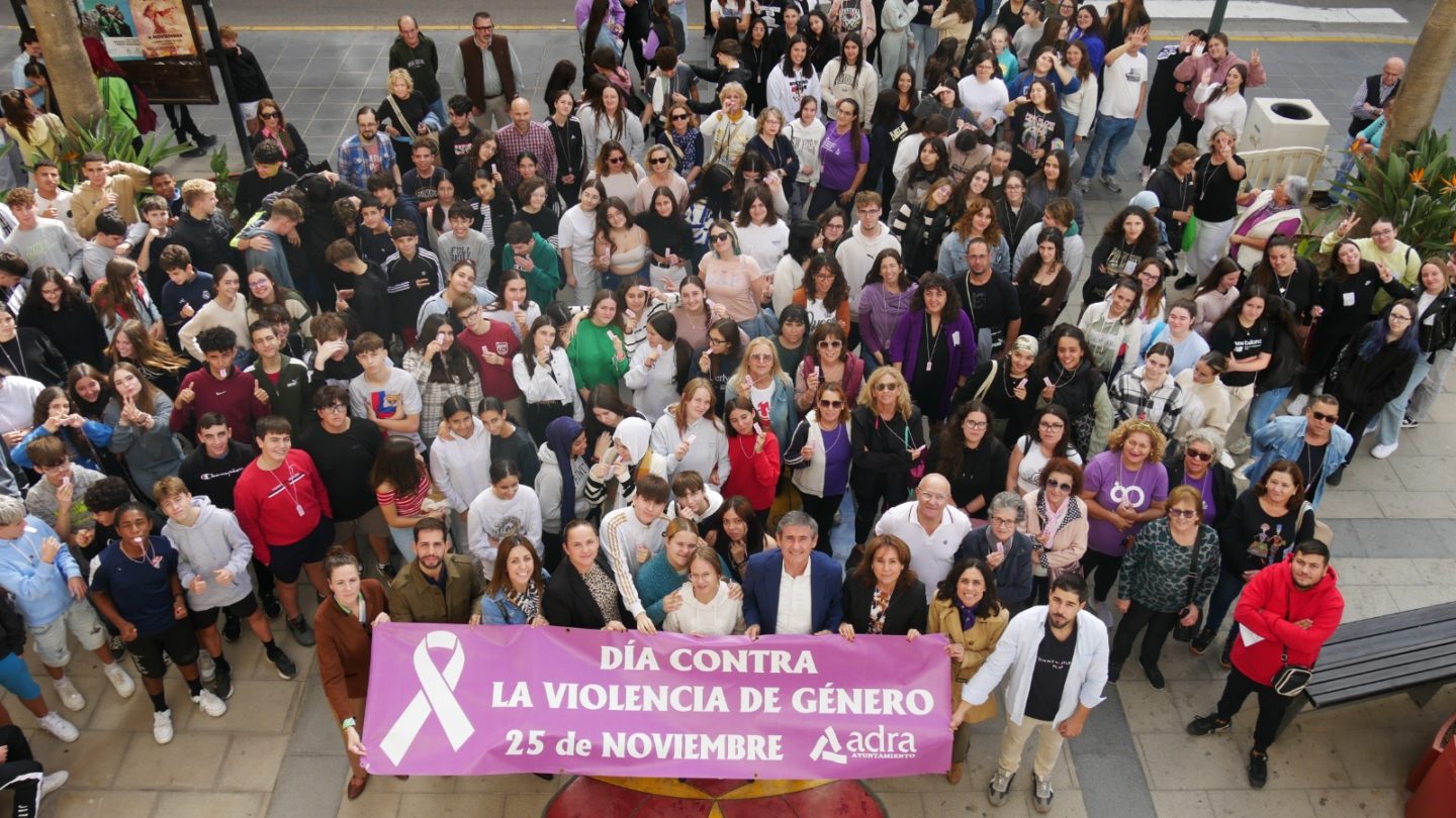 Adra conmemora el 25N con la lectura de un manifiesto y una marcha no silenciosa por la ciudad