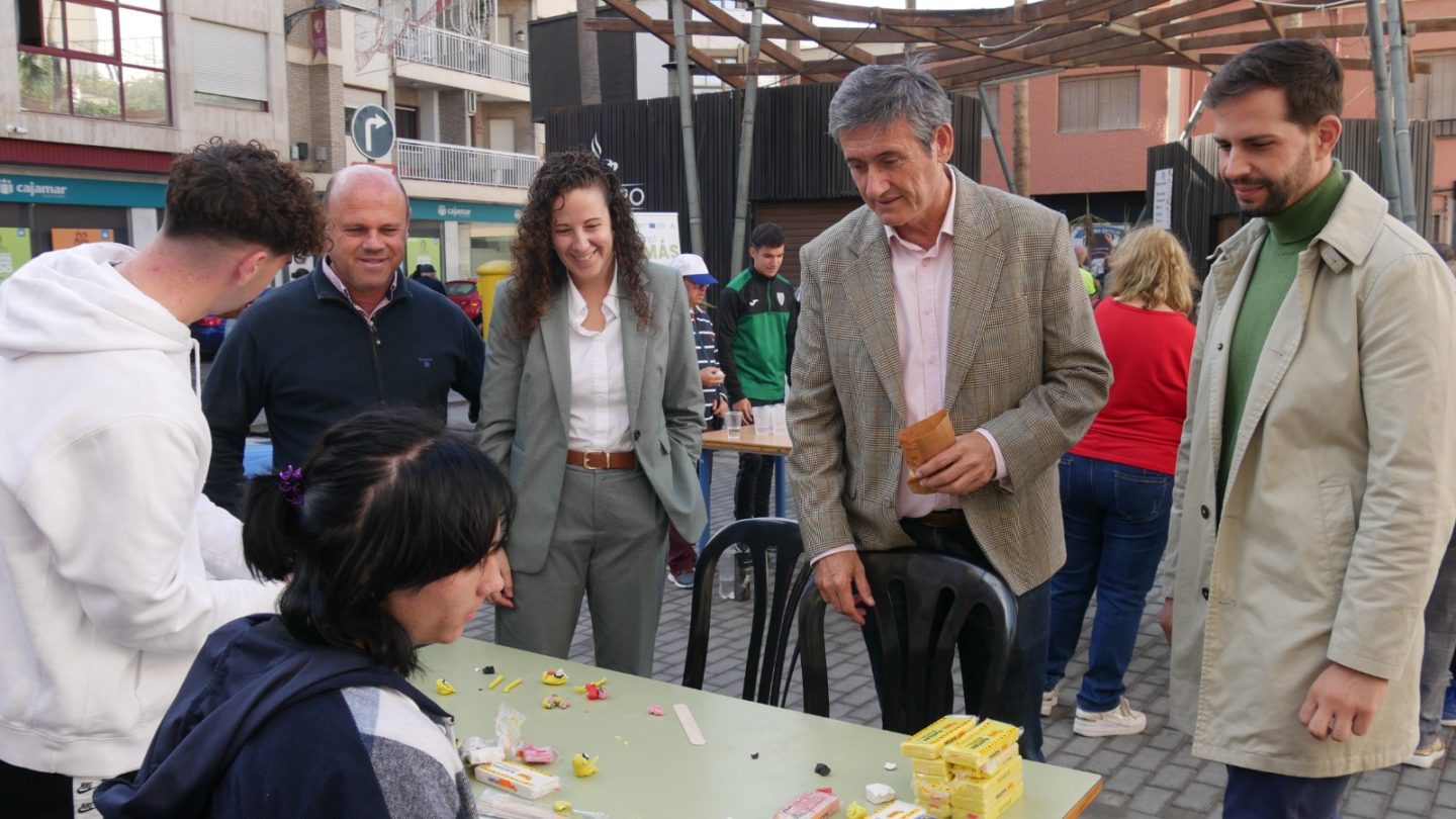 Adra conmemora el Día de la Diversidad Funcional con la lectura del manifiesto y el tradicional mercadillo