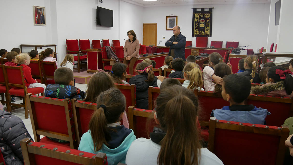 Alrededor de 50 niños y niñas del CEIP San Fernando visitan el Ayuntamiento de Adra