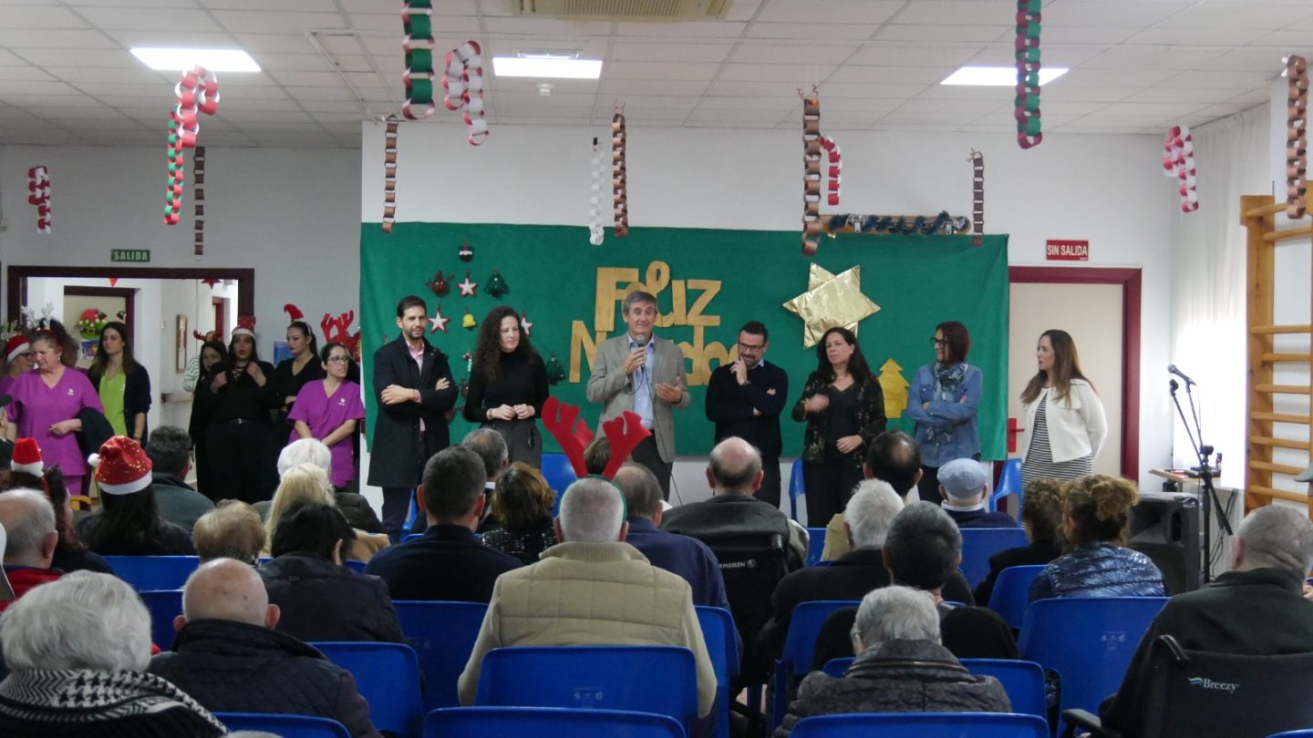 La Residencia y el Centro de Mayores de Adra celebran la Navidad en su fiesta con familiares