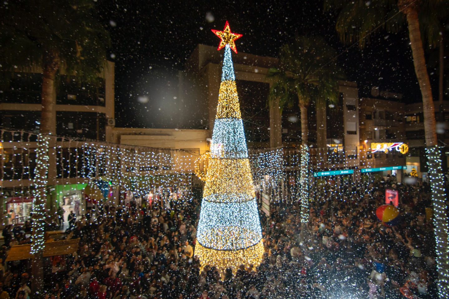 Comienza la Navidad en Adra con el Encendido de Luces y la Gran Nevada 