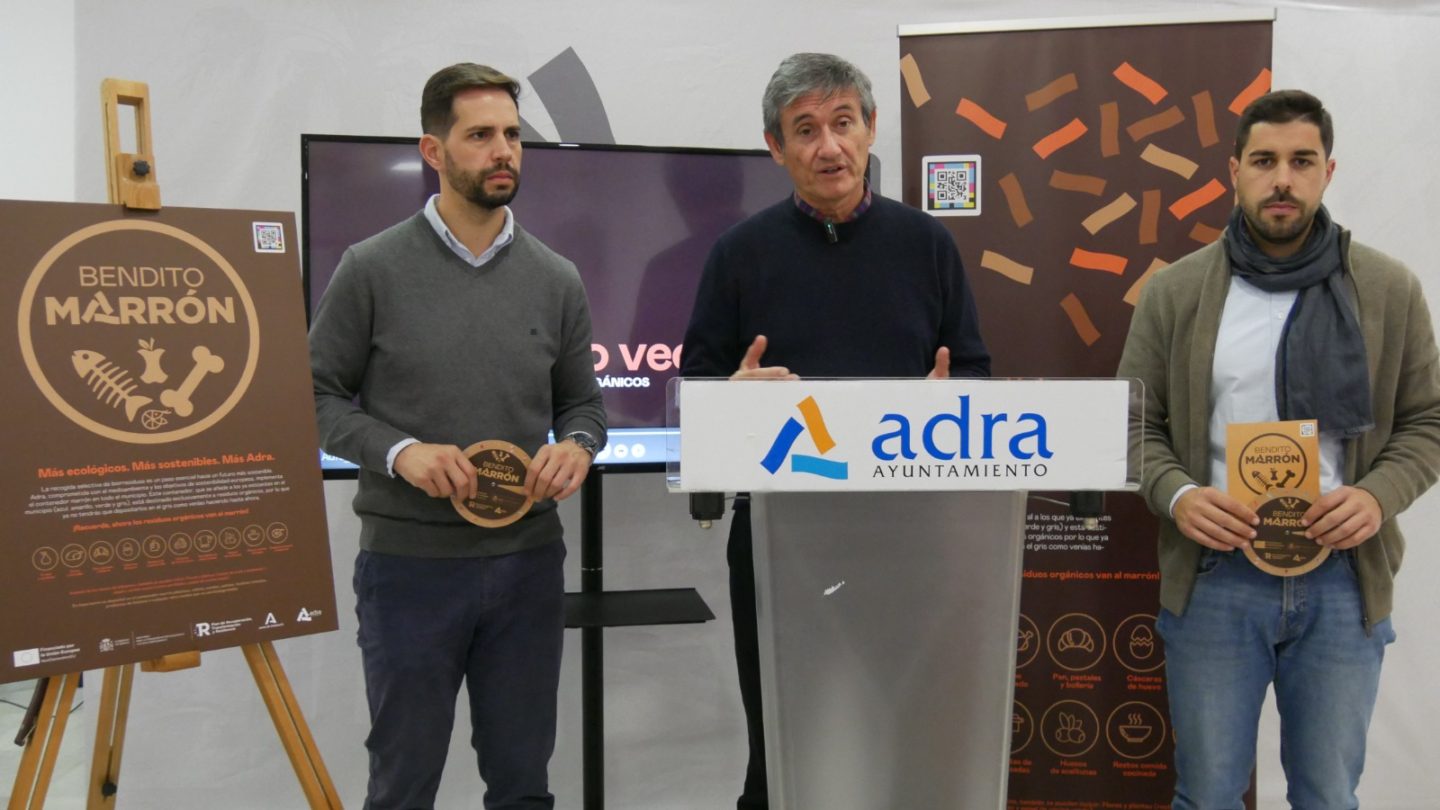 Adra presenta a ‘Bendito Marrón’, el nuevo contenedor de recogida de biorresiduos