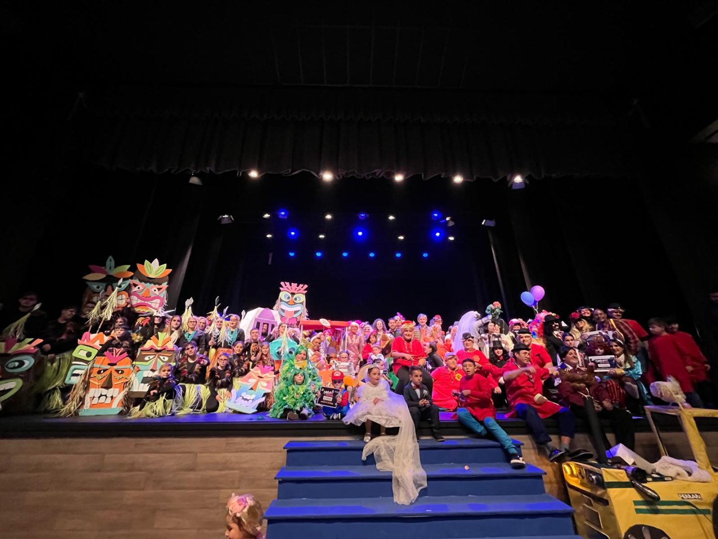 El Gran Desfile de Carnaval llena de vecinos, vecinas y visitantes las calles de Adra