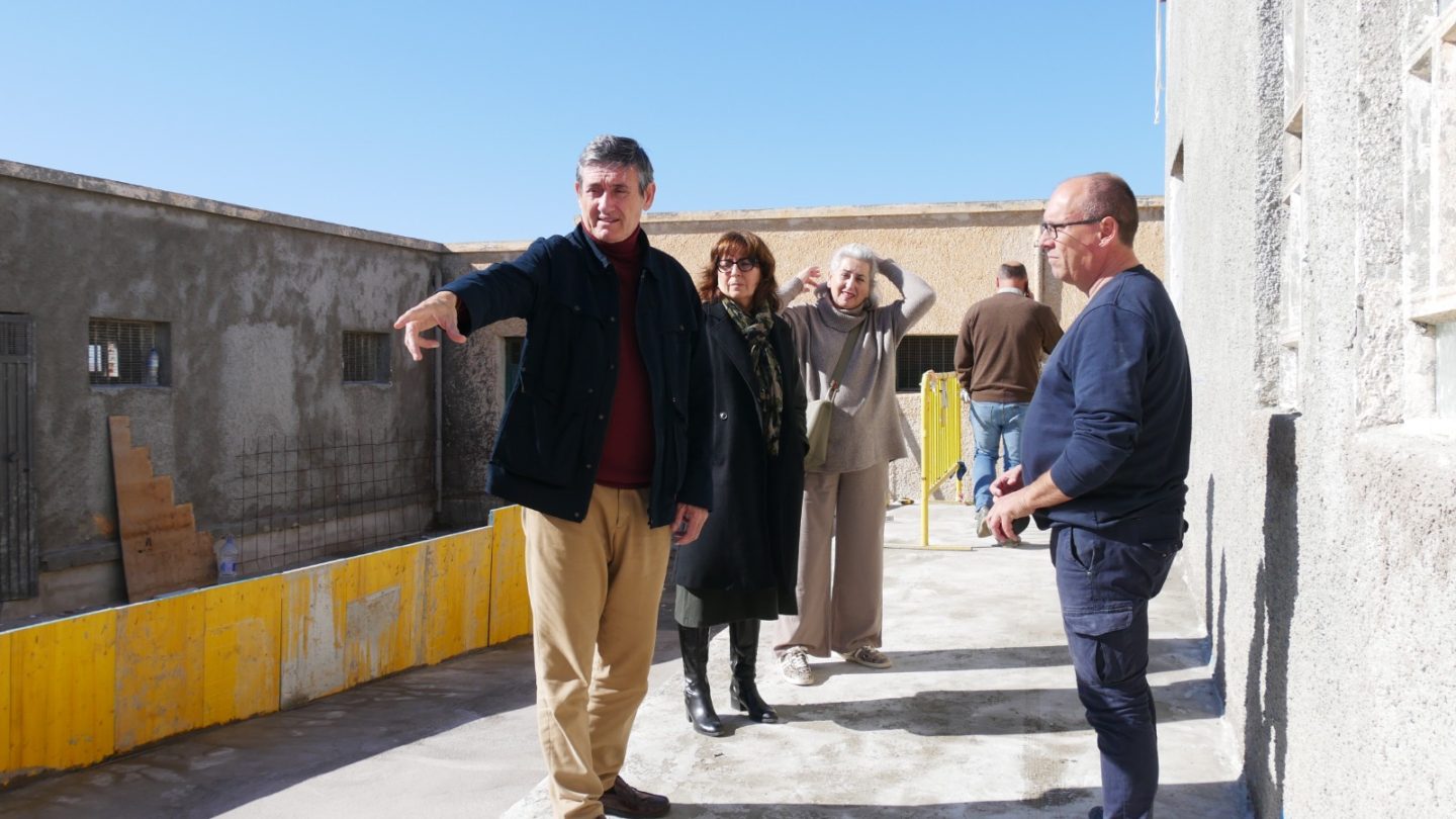 Manuel Cortés visita el avance de las obras en el antiguo matadero, futuro Centro de Formación para el Empleo