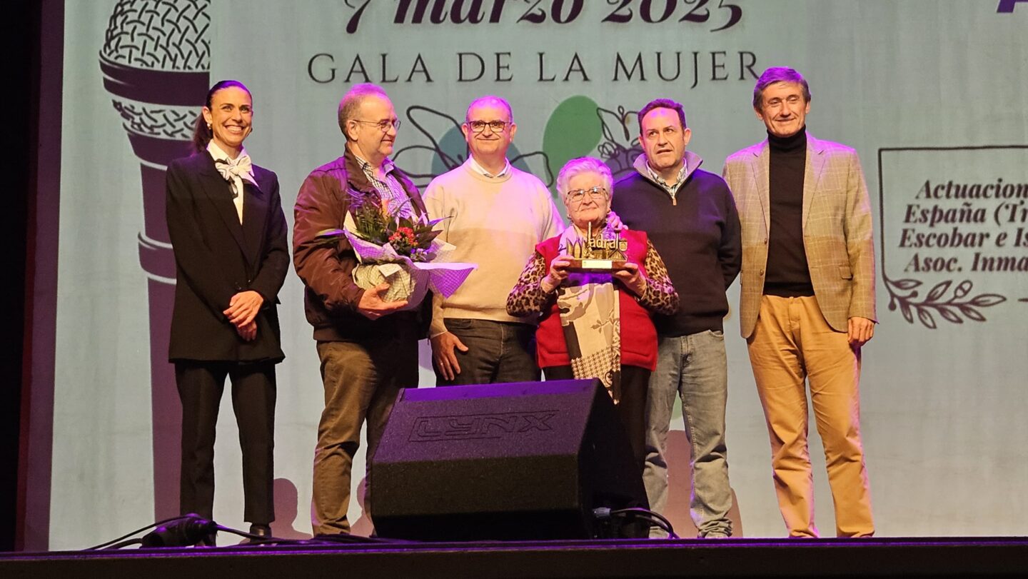 Adra celebra la Gala de la Mujer con un emotivo homenaje, baile y tributos en la ‘Semana por la Igualdad’