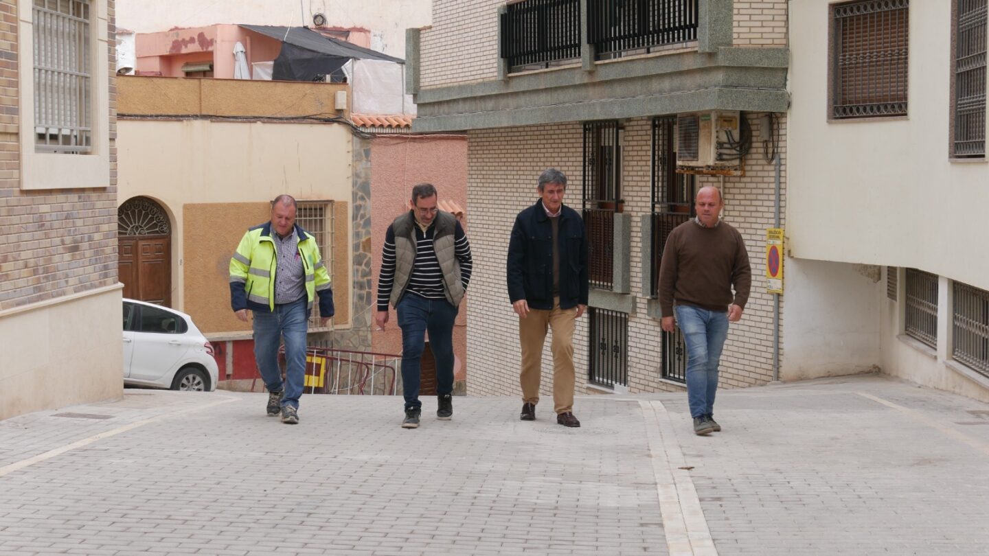 Manuel Cortés visita el fin de las obras de rehabilitación de la Calle Albéniz