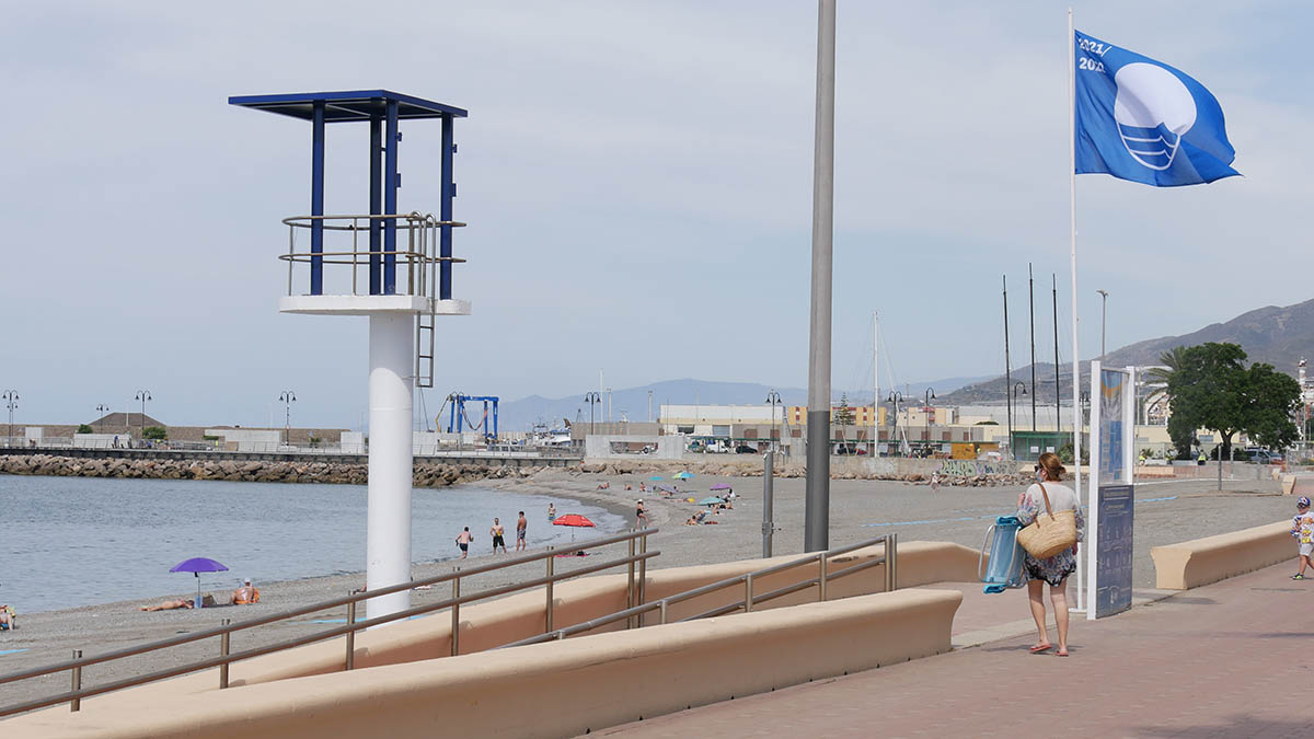 Cuatro playas de Adra y su Puerto Deportivo ondearán un verano más las Banderas Azules que certifican su calidad