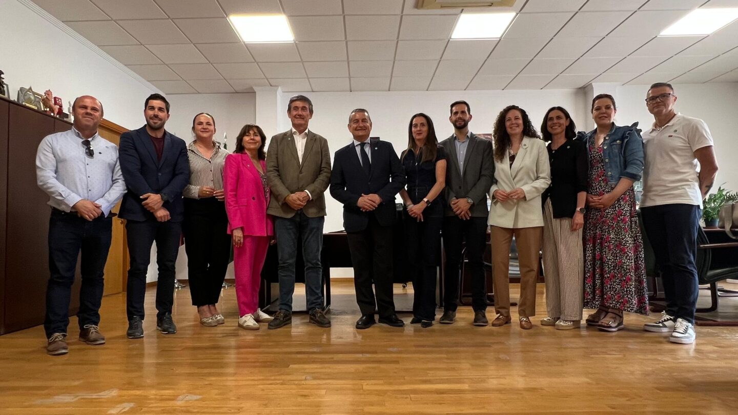 Manuel Cortés recibe a Antonio Sanz en el Ayuntamiento de Adra