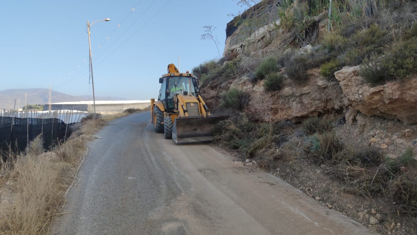 El Ayuntamiento de Adra continúa realizando trabajos de arreglo y nivelado de caminos rurales