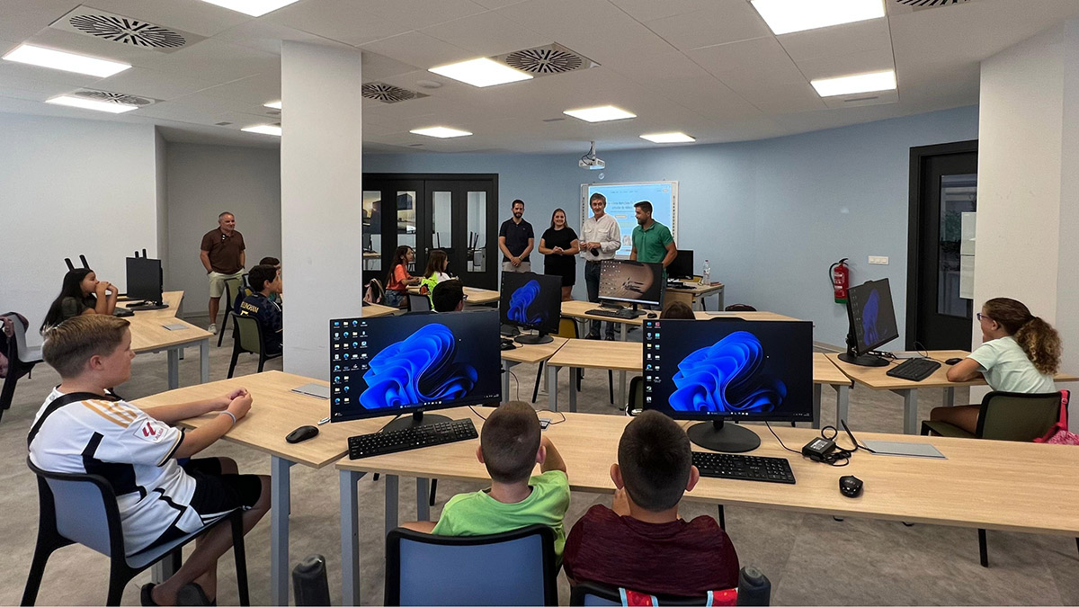 Más de una treintena de niños y niñas disfrutan y aprenden en la Escuela Digital de Verano