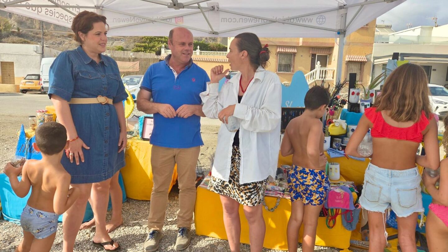 La campaña de educación ambiental ‘Mi Playa Bonica’aterriza en la costa de Adra